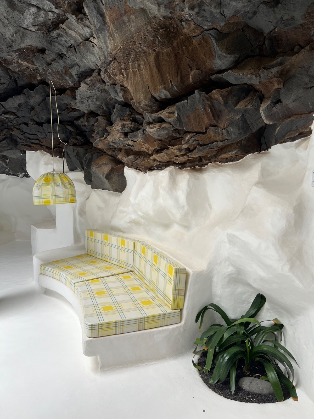 Interior excavado en roca volc&aacute;nica inspirado en la arquitectura de C&eacute;sar Manrique en Lanzarote