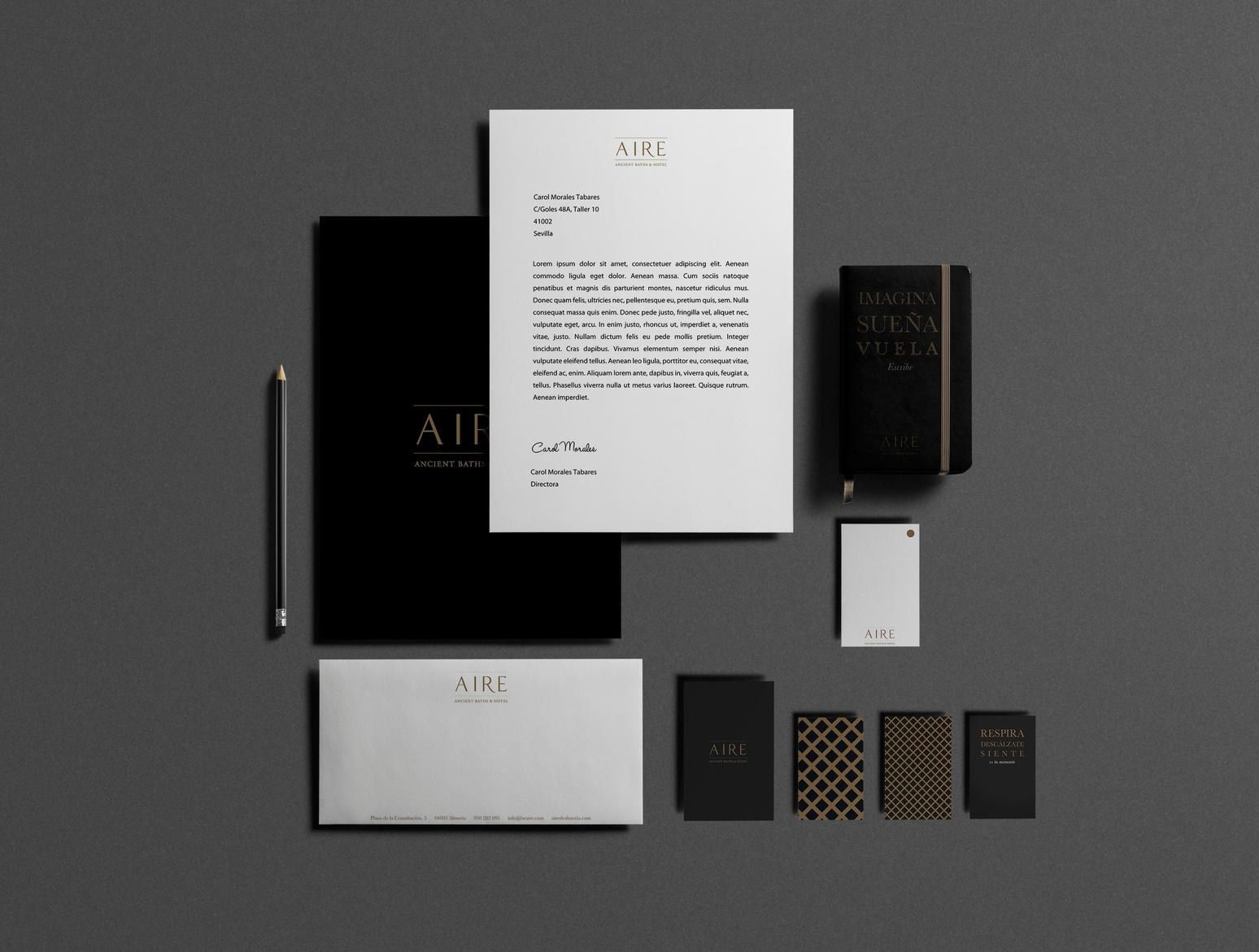 Colecci&oacute;n de papeler&iacute;a de AIRE sobre fondo gris