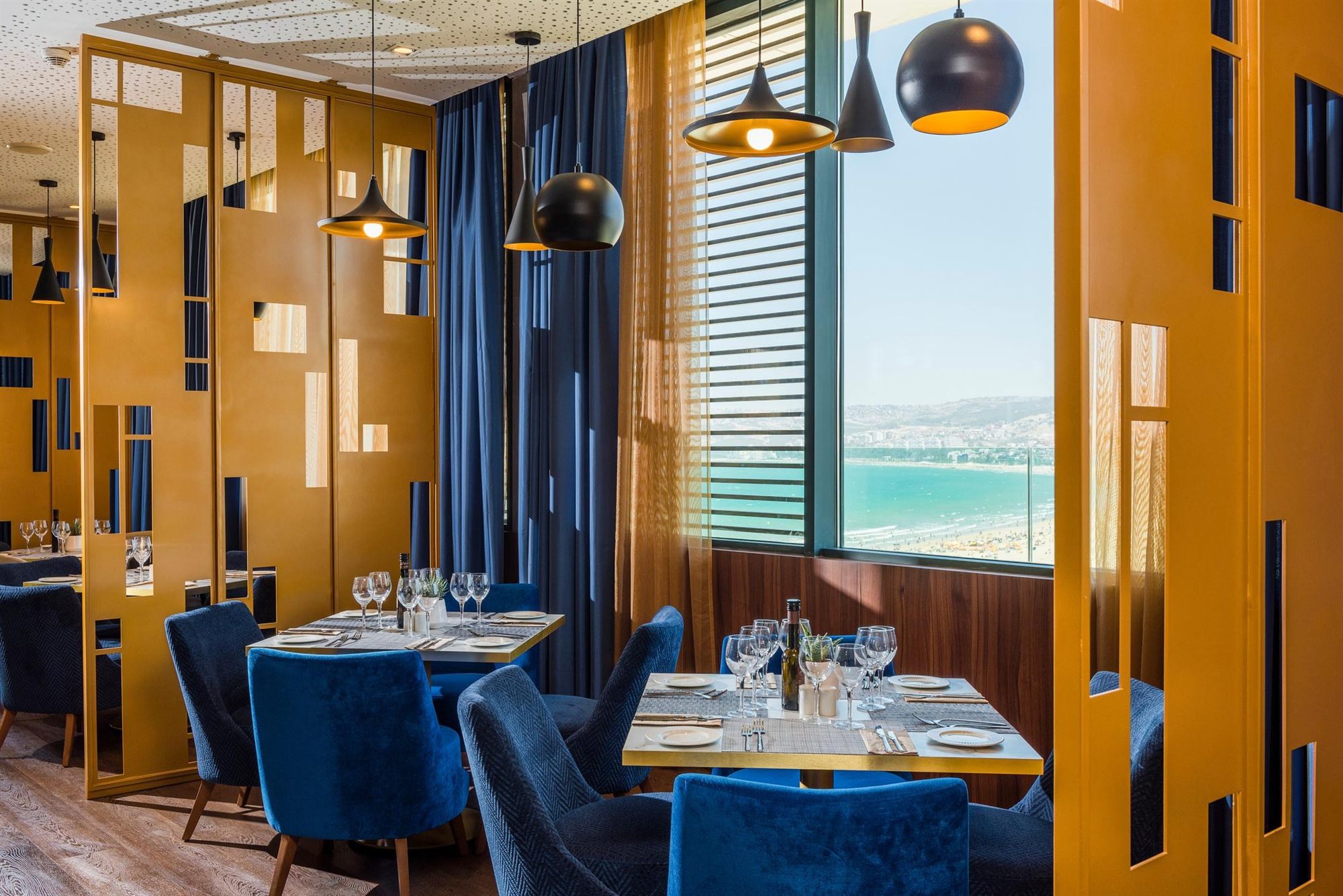Sala Azurita con vistas al mar