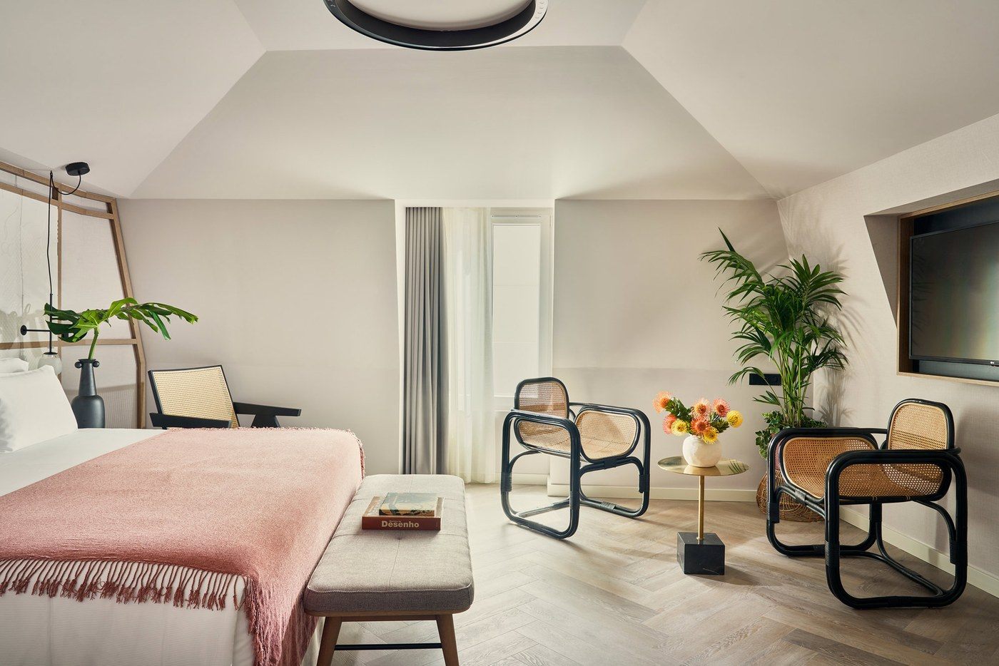 Habitaci&oacute;n con mesa y sill&oacute;n blanco