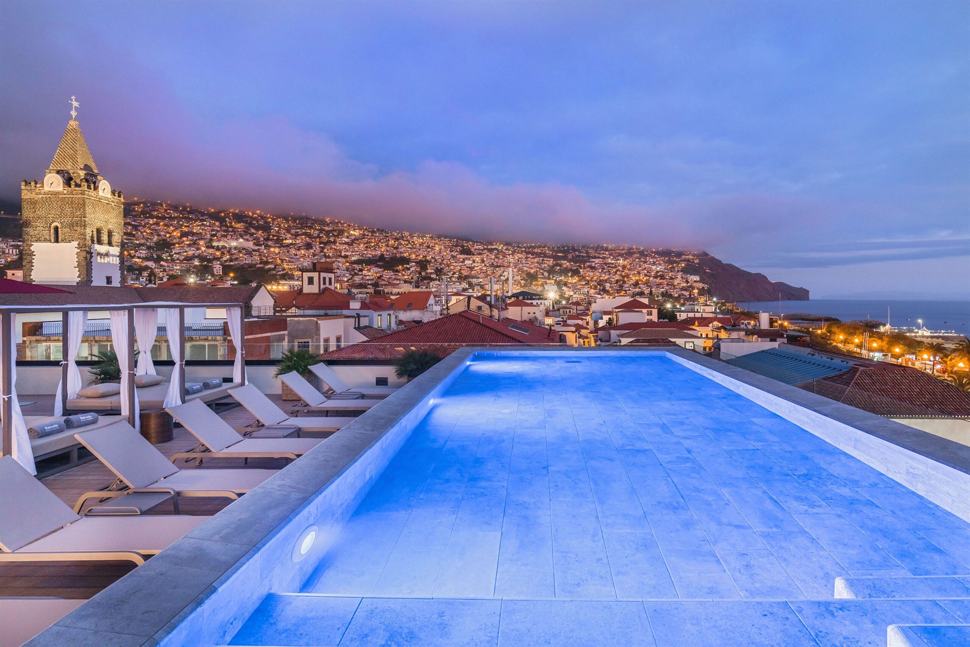 Vista panor&aacute;mica nocturna del Barcel&oacute; Funchal Oldtown