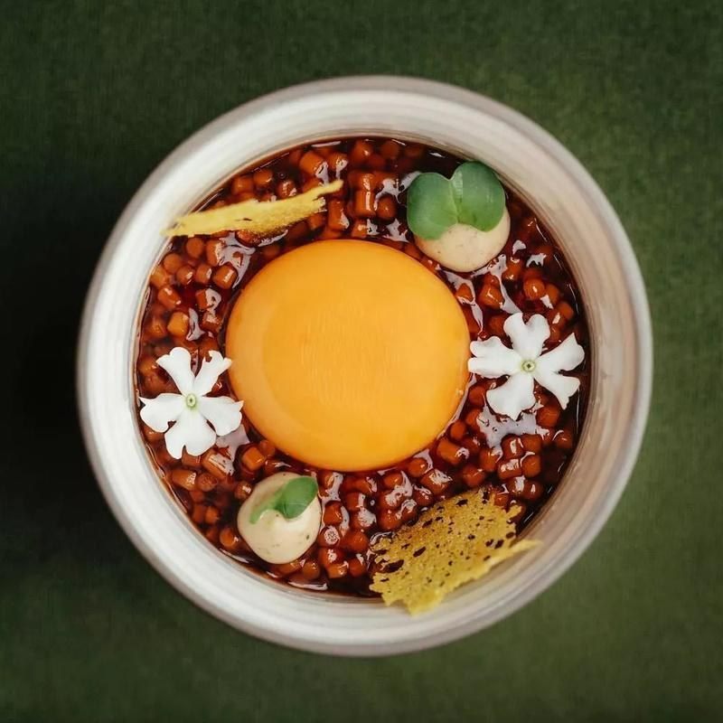 Plato rojo con flores y huevo dorado