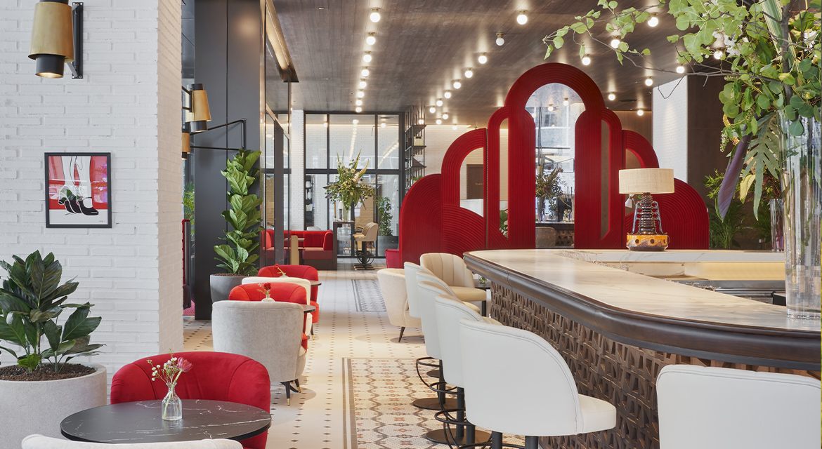Lobby de Esc&aacute;ndalo con grandes arcos rojos teatrales