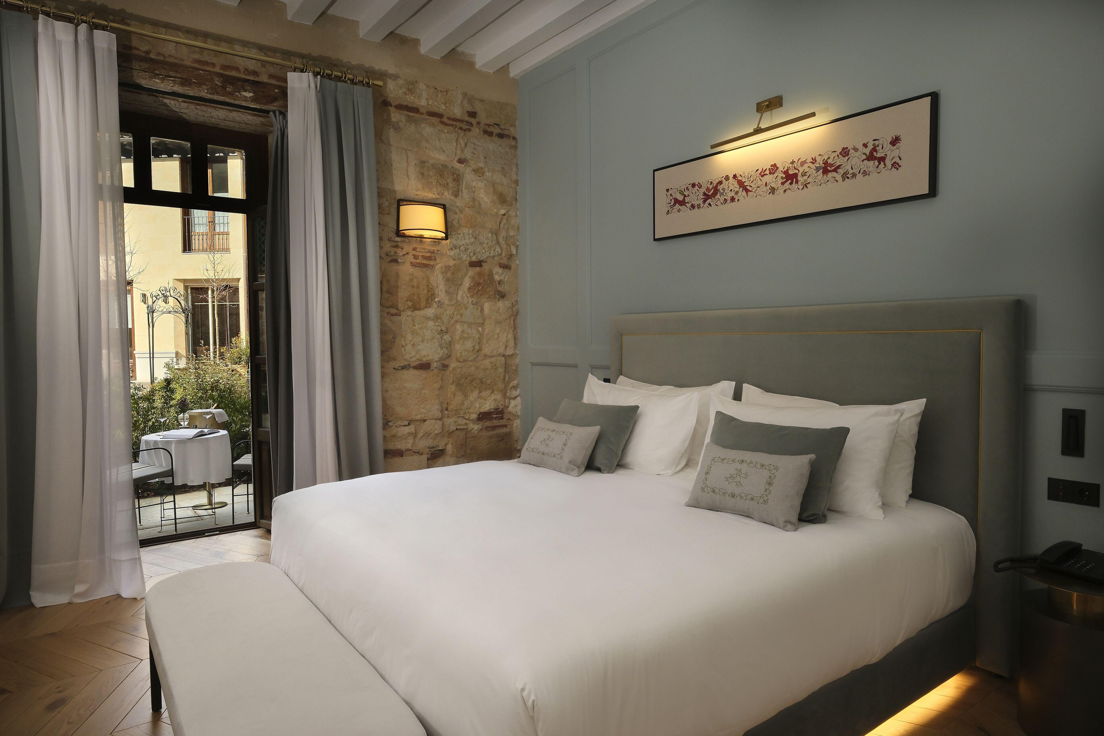 Habitaci&oacute;n del Hotel Eunice con cama elegante