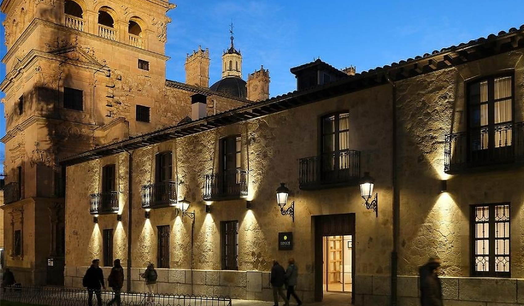 Fachada nocturna del Hotel Eunice en el centro hist&oacute;rico de Salamanca