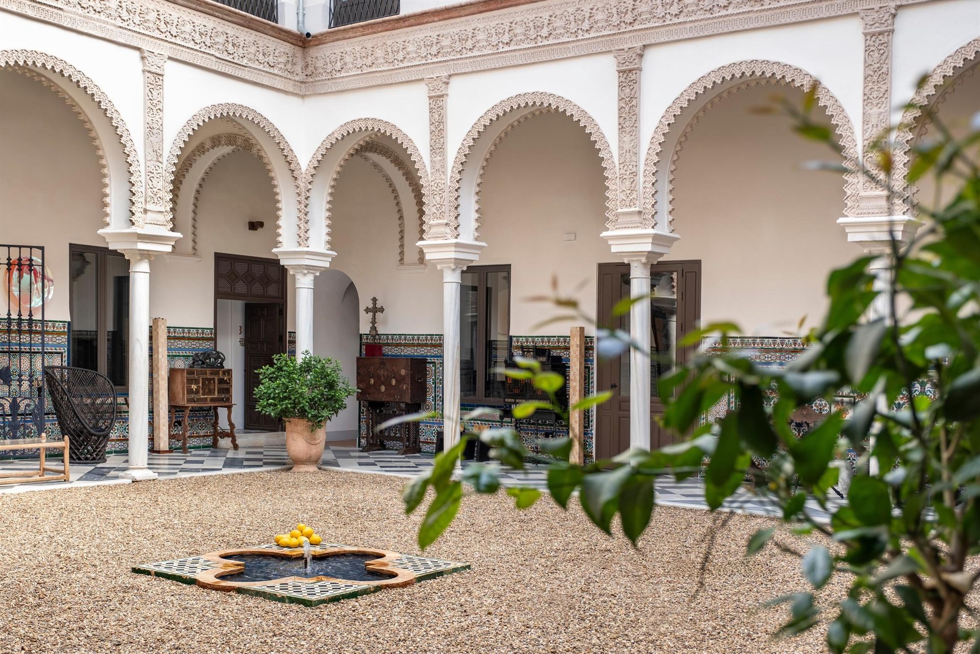 Patio principal con arcos del Hotel La Casa del Limonero