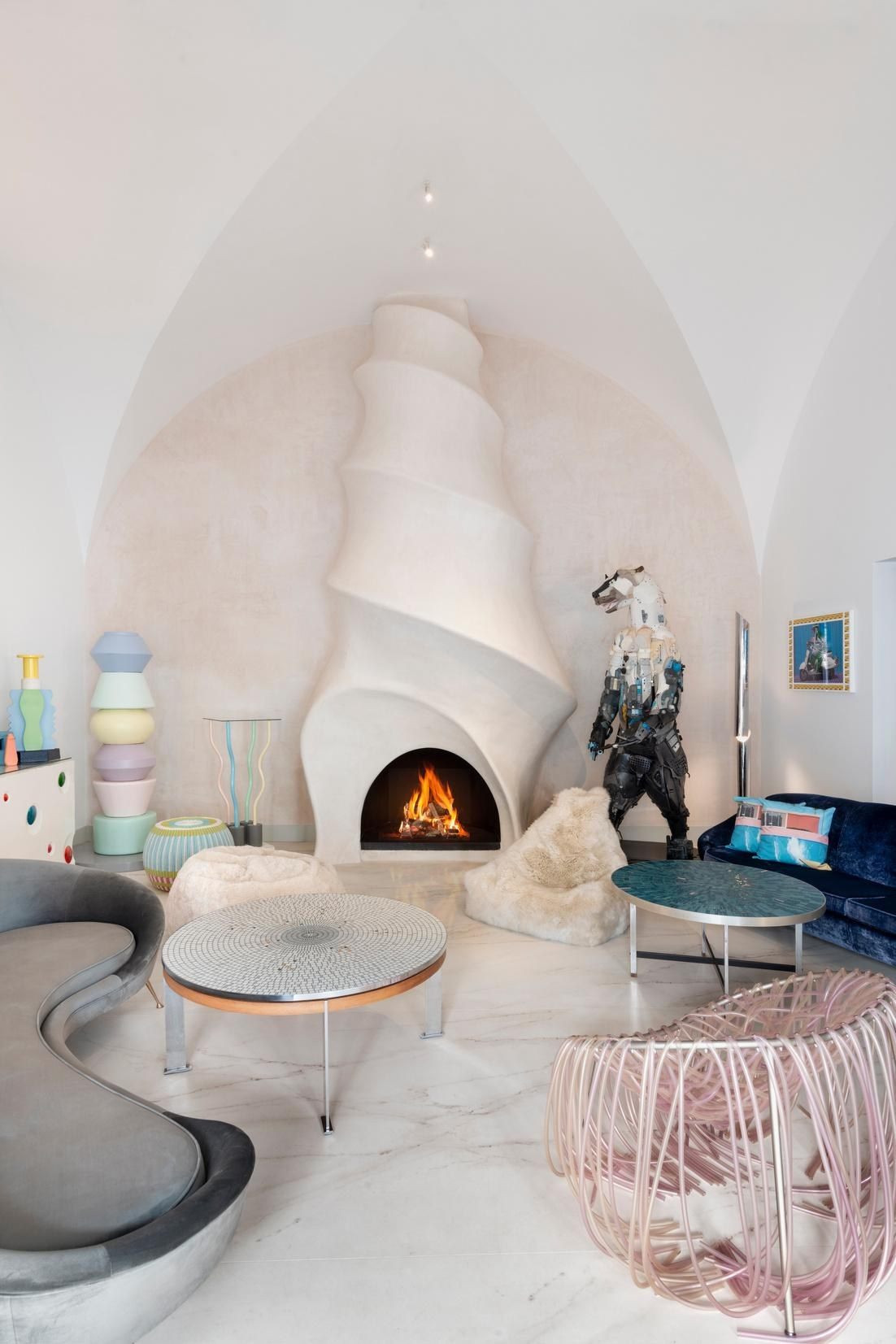 Sal&oacute;n abovedado con chimenea escult&oacute;rica y mobiliario de dise&ntilde;o