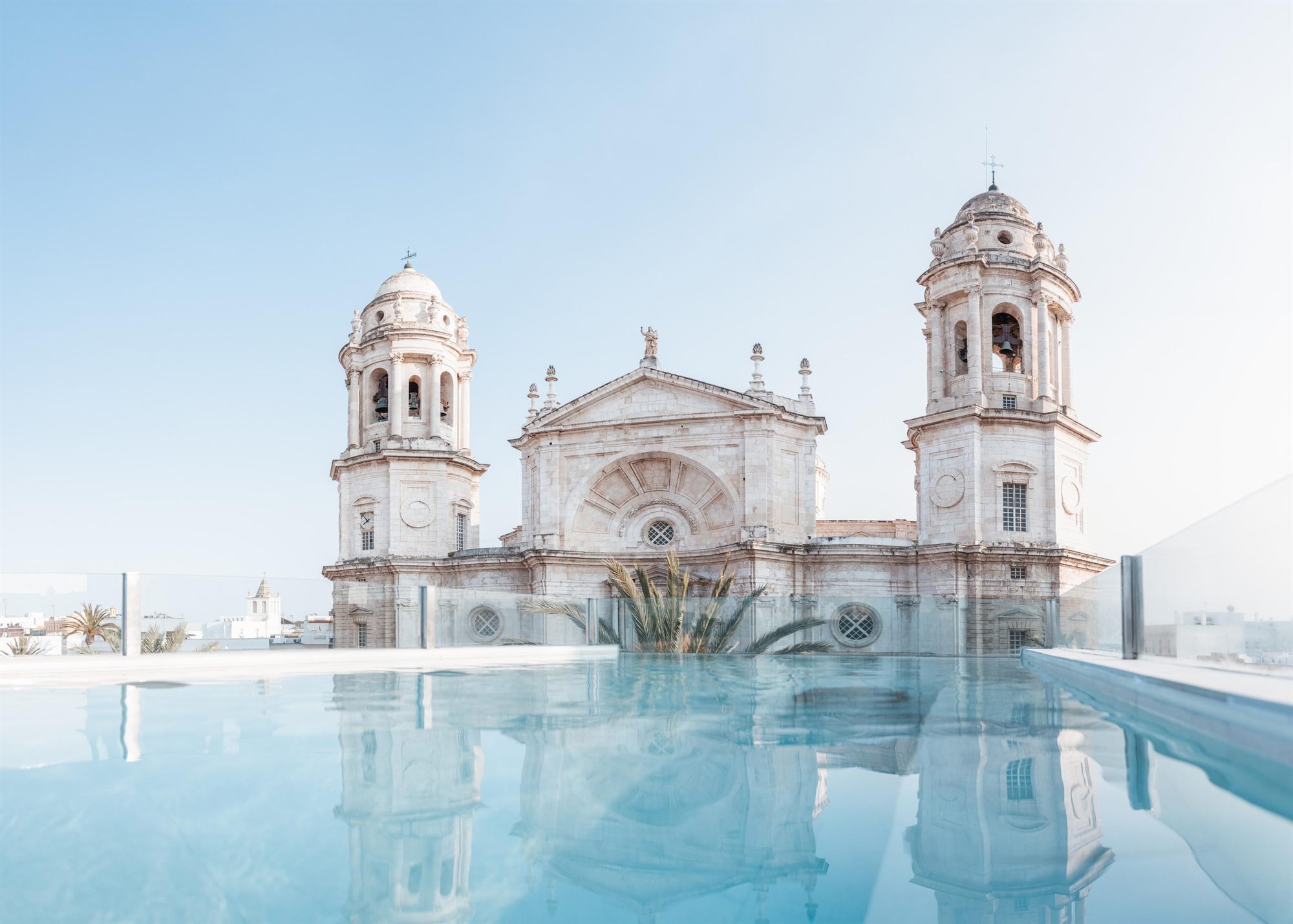Catedral de C&aacute;diz reflejada en la piscina del Hotel OLOM