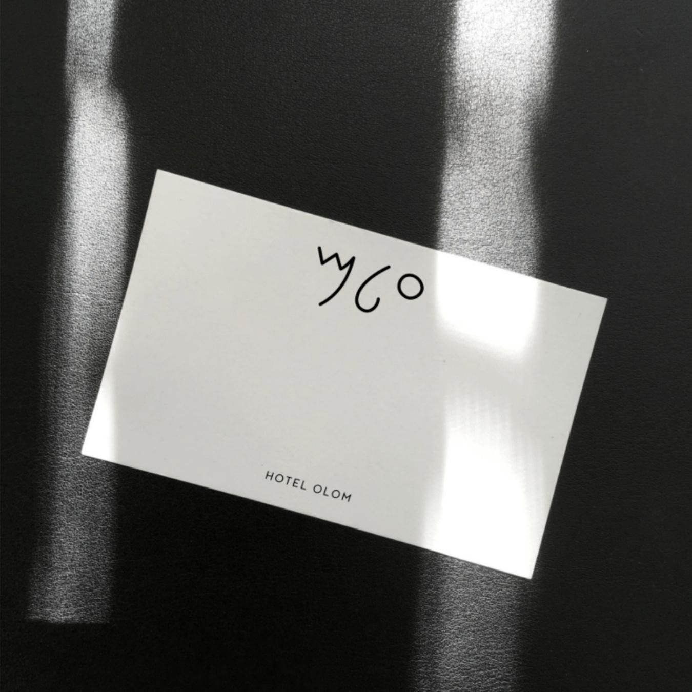 Tarjeta blanca con logotipo Hotel OLOM
