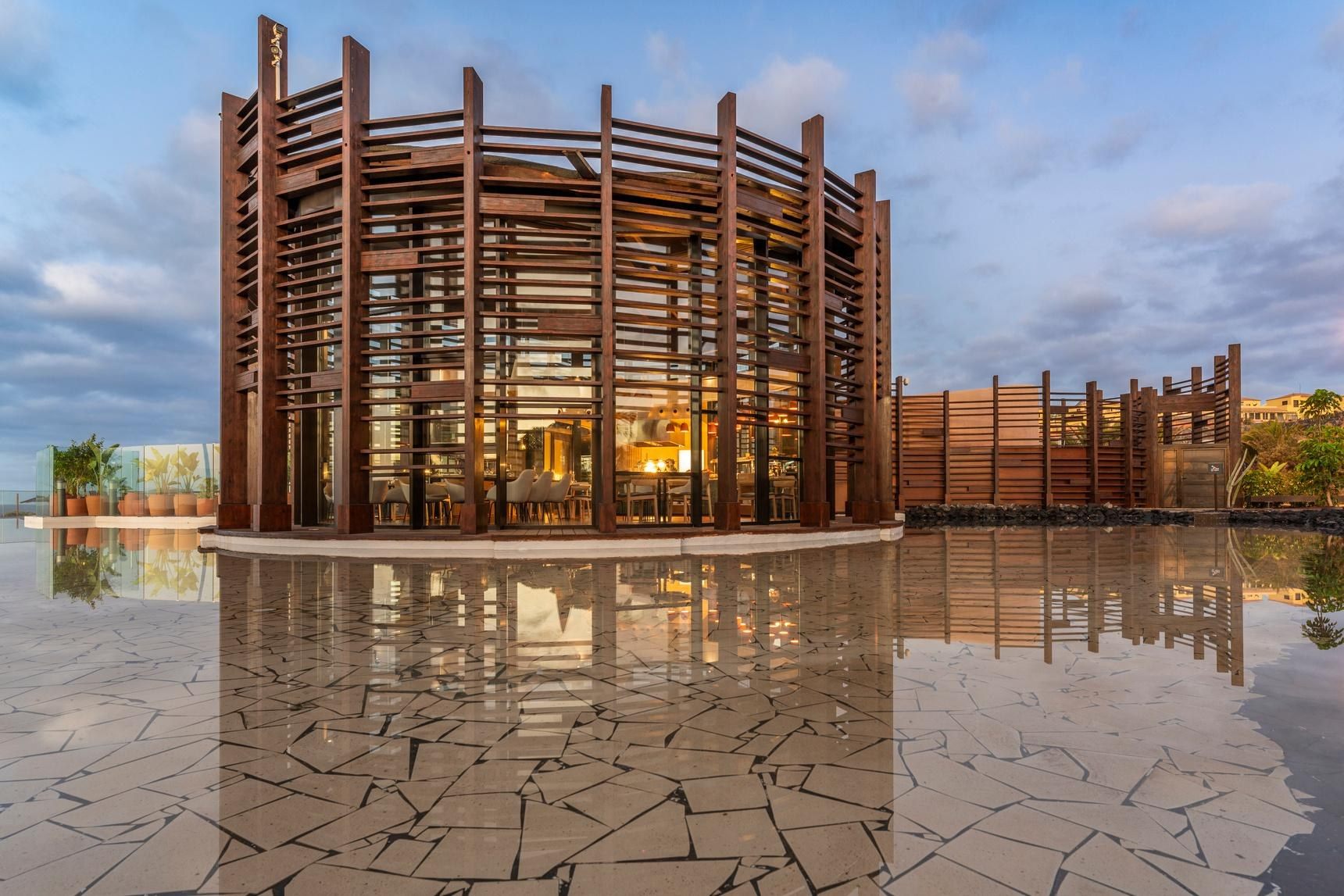 Estructura circular de listones de madera al atardecer en La Dolce Vita