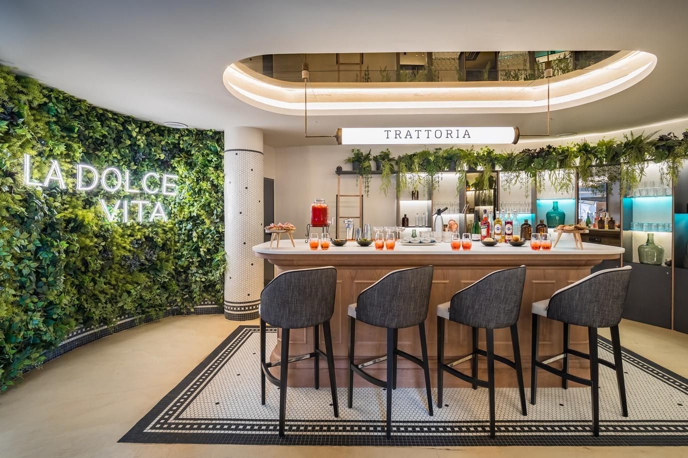 Barra TRATTORIA con sillas en La Dolce Vita