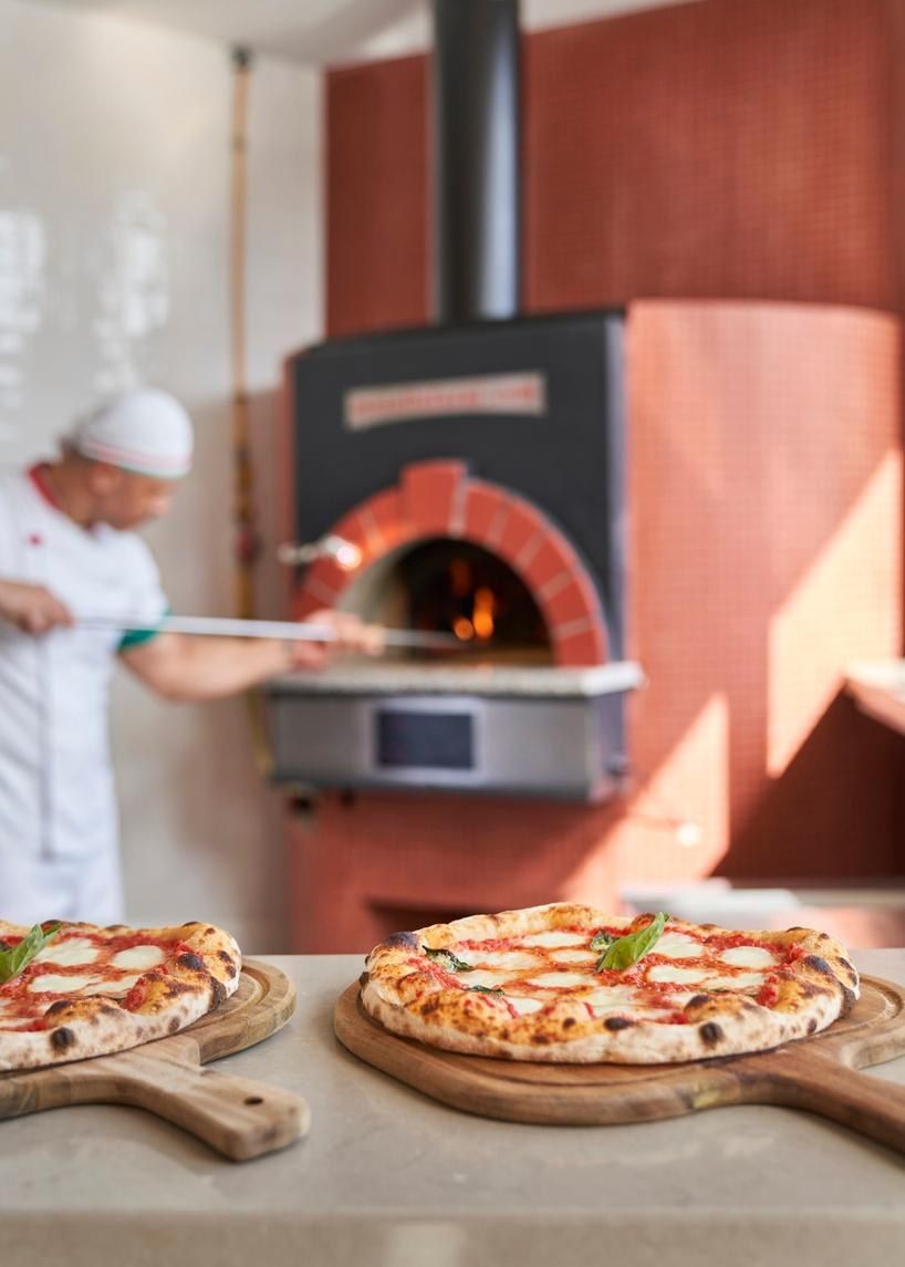 Pizzero con horno de le&ntilde;a en La Dolce Vita