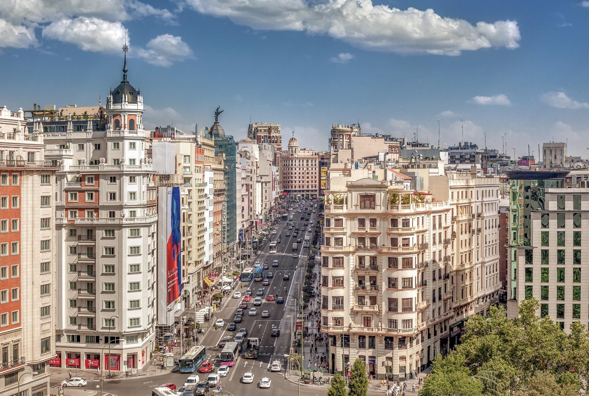 Interior de La Santa Mar&iacute;a Madrid con luz natural y mesas preparadas