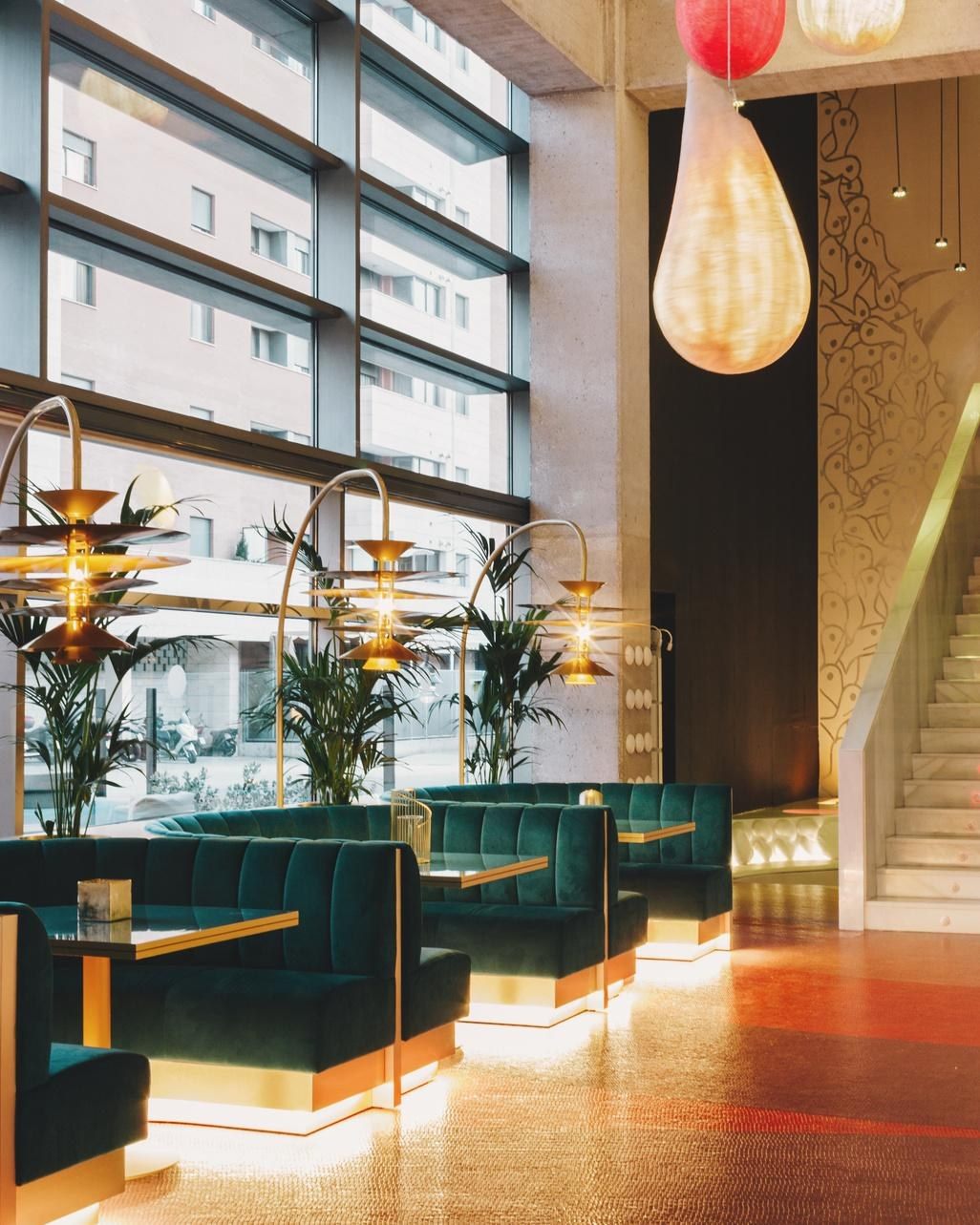 Lobby de La Santa María con lámparas gota y bancada verde