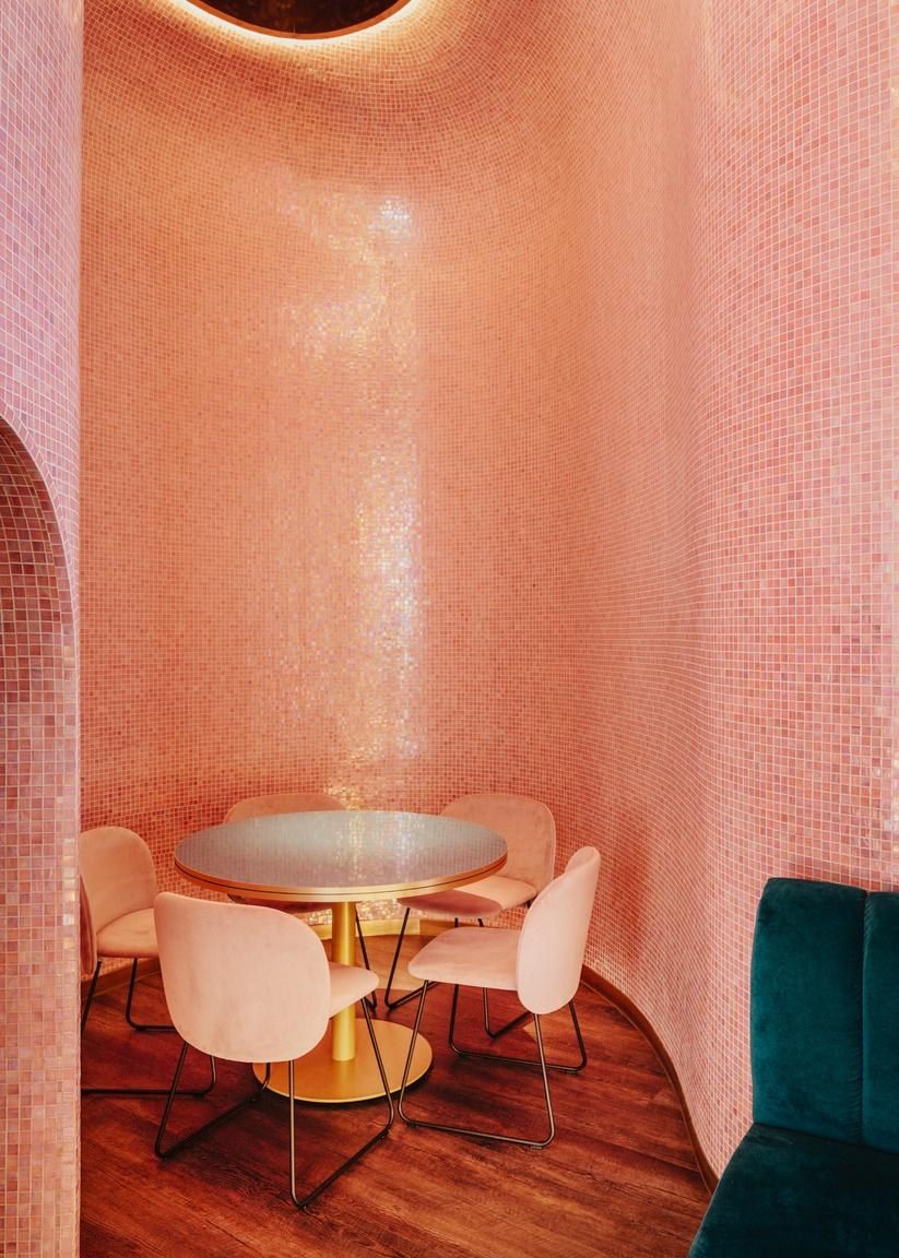 Sala de mosaico rosa con sillas pastel en La Santa María