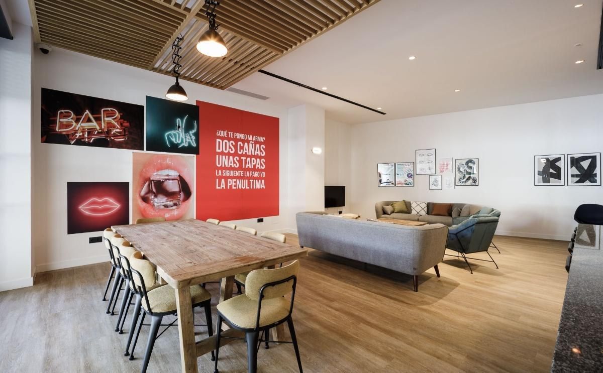 BAR Livensa Living con mural rojo