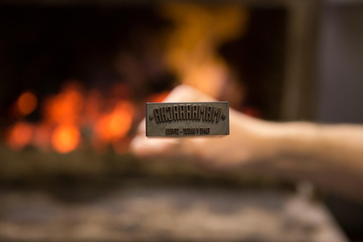 Brasa con logotipo Mamarracha