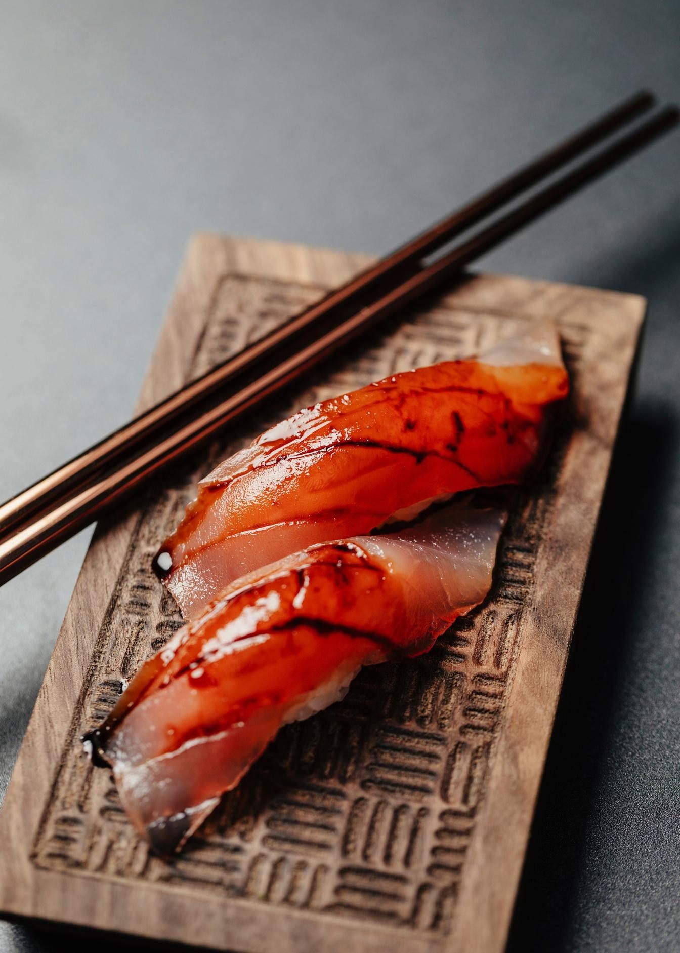 Nigiris y sushi de NKO sobre tabla de madera