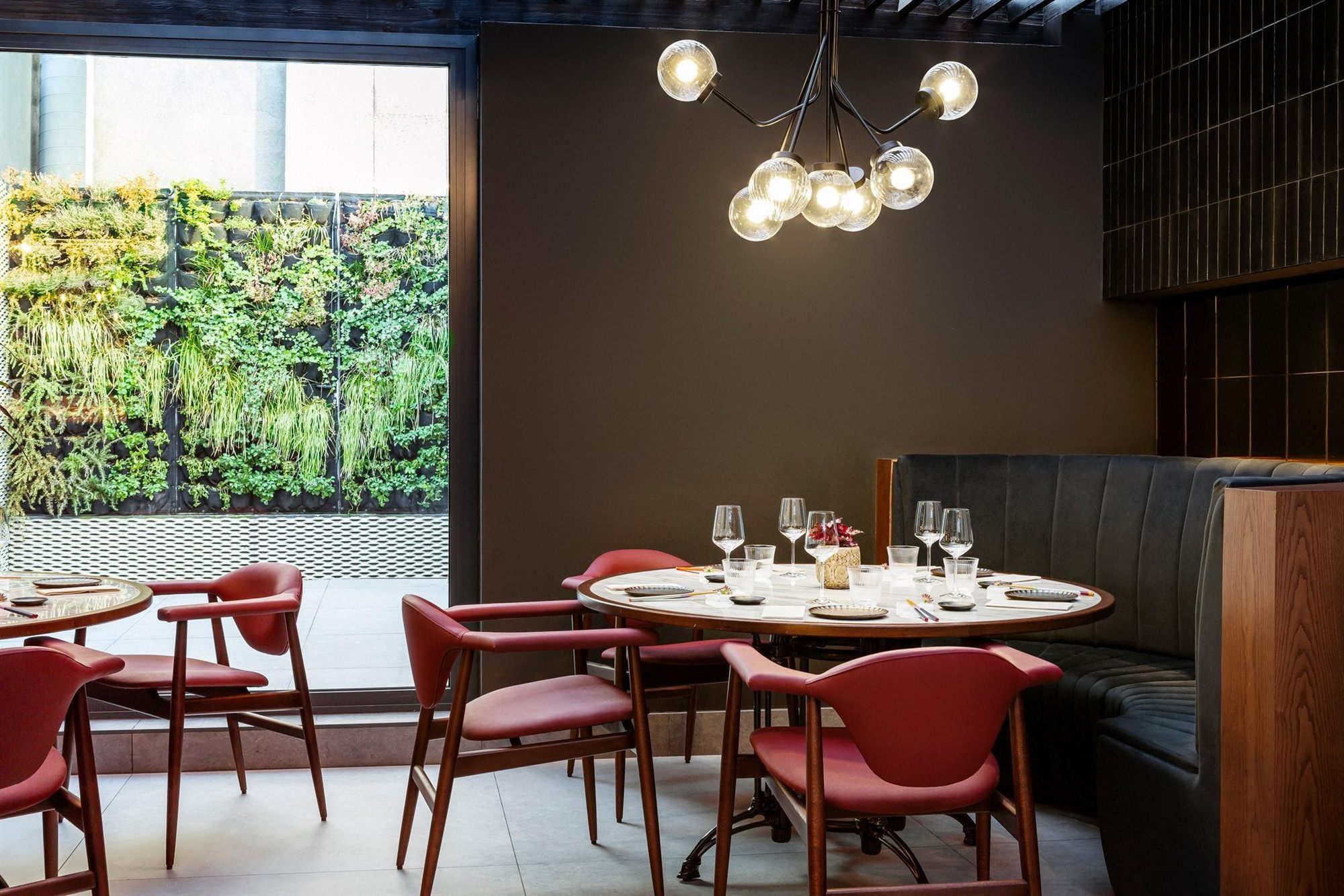 Comedor de NKO con jard&iacute;n vertical