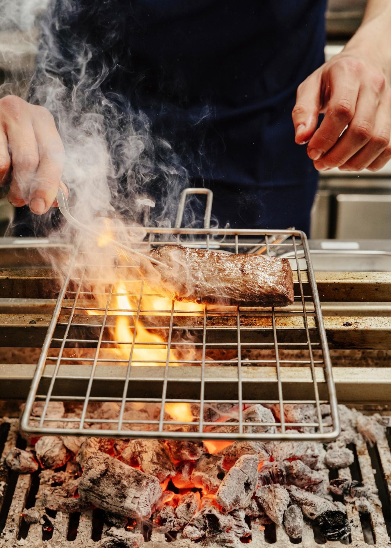 Parrilla con humo en NKO