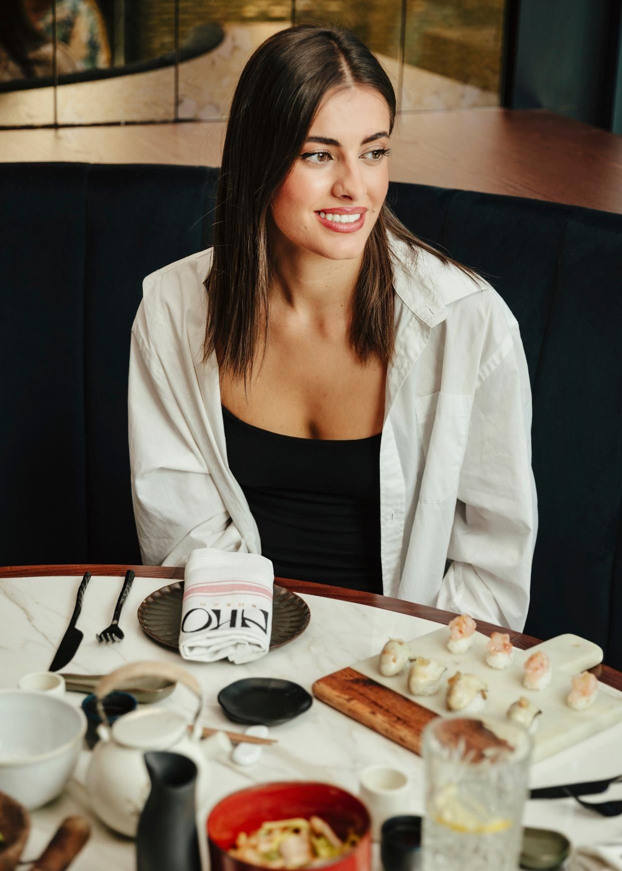 Comensal sonriente con plato en NKO