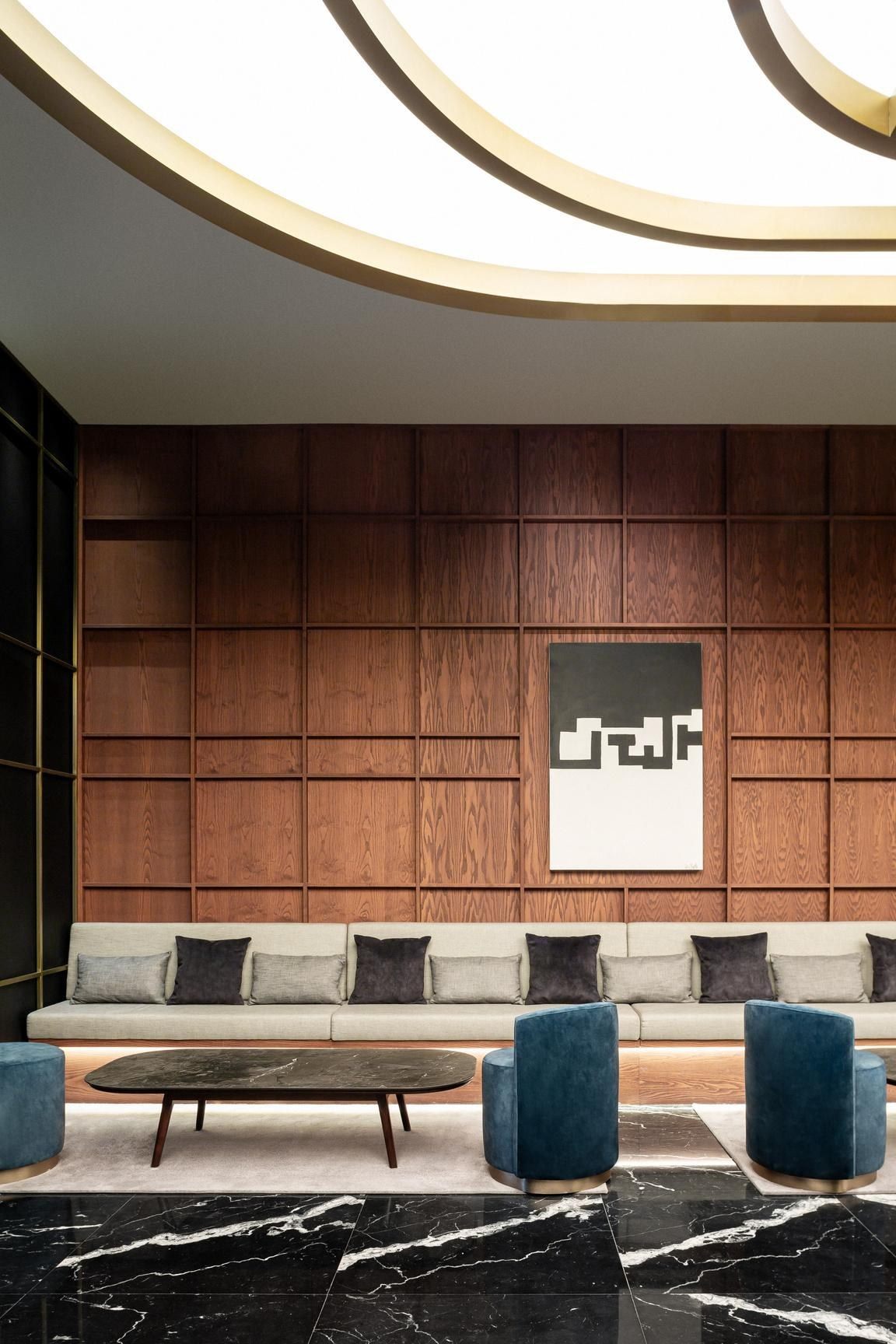 Lobby del hotel con bancada larga y obra de arte