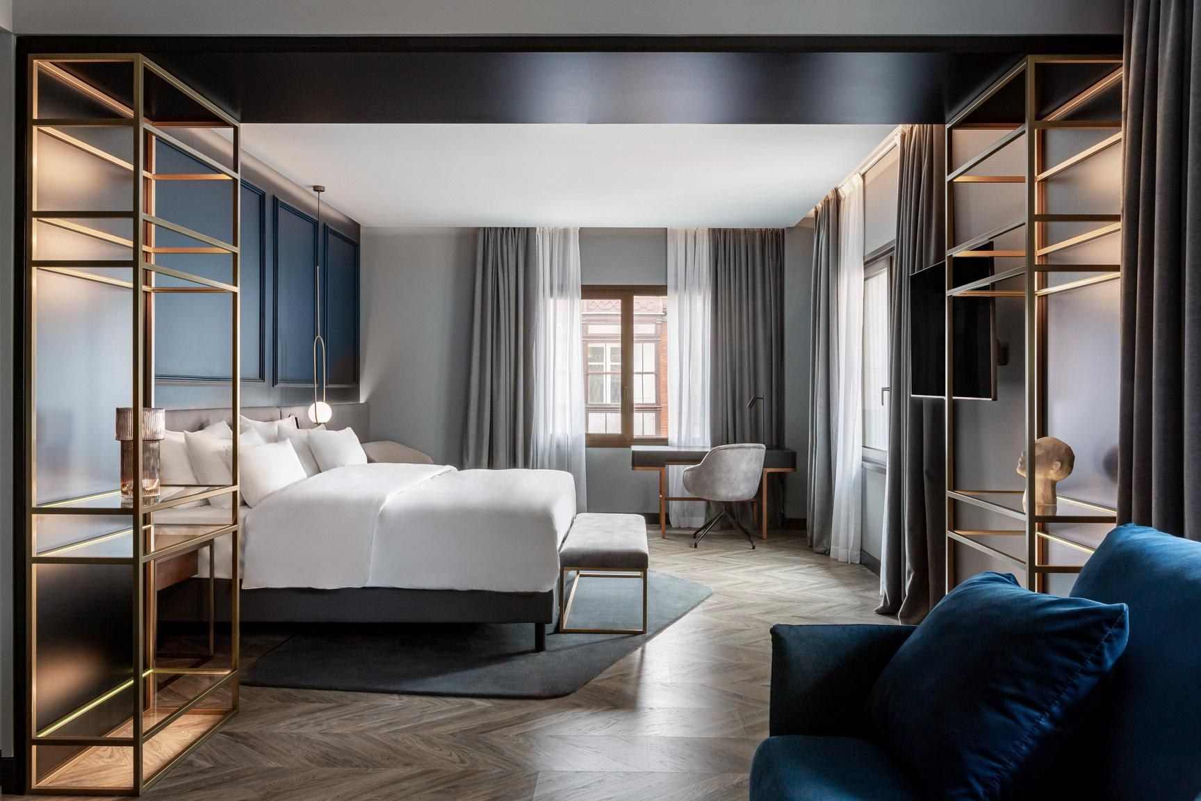 Habitaci&oacute;n del Radisson Collection Bilbao con cama y sof&aacute; azul