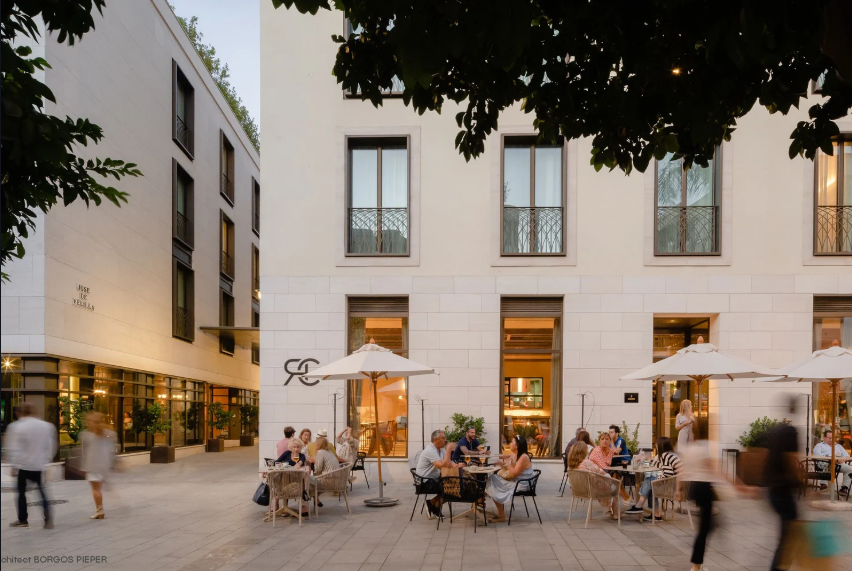 Exterior Radisson Collection Sevilla al atardecer