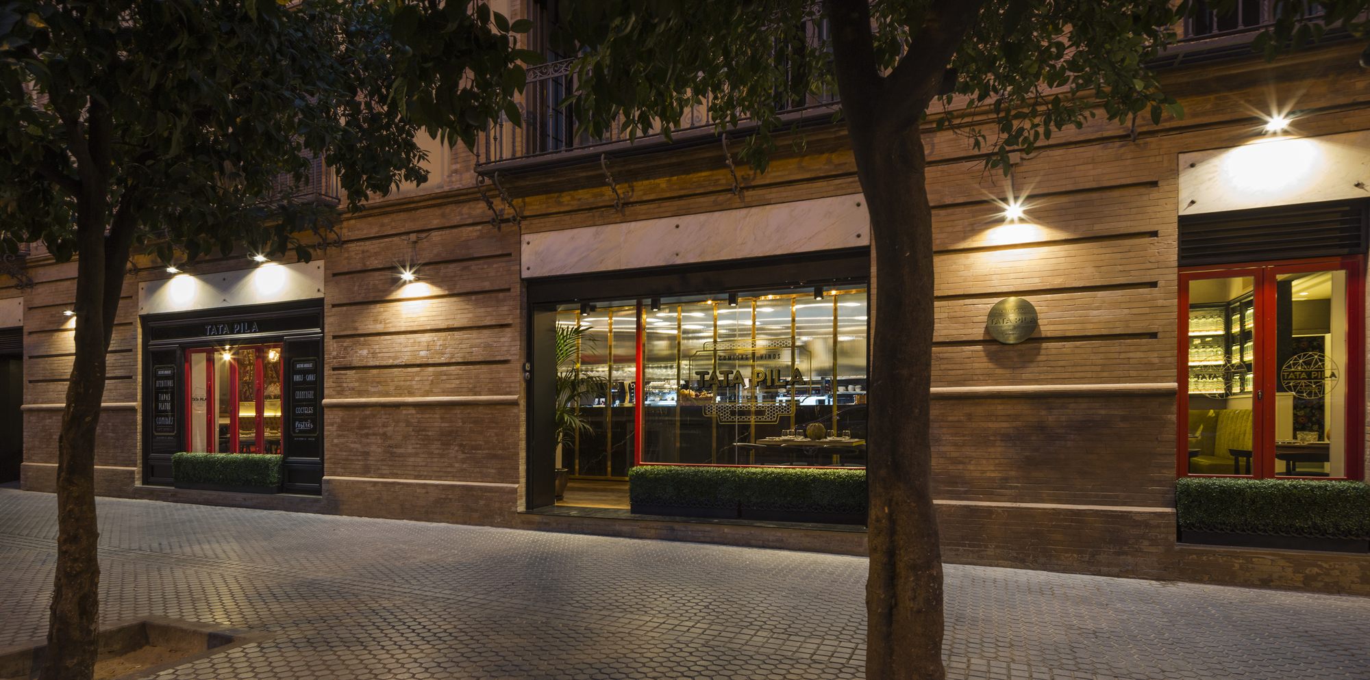 Tata Pila exterior nocturno