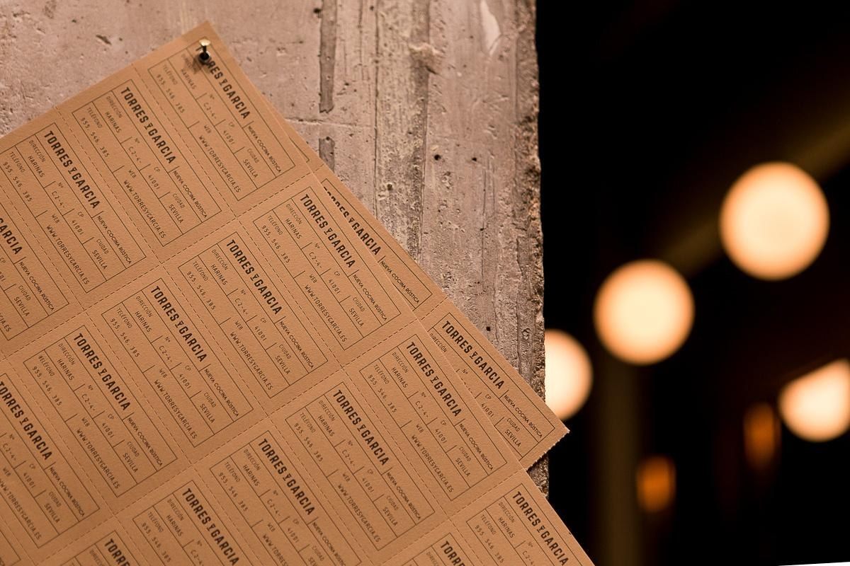 Tarjetas y men&uacute;s sobre madera